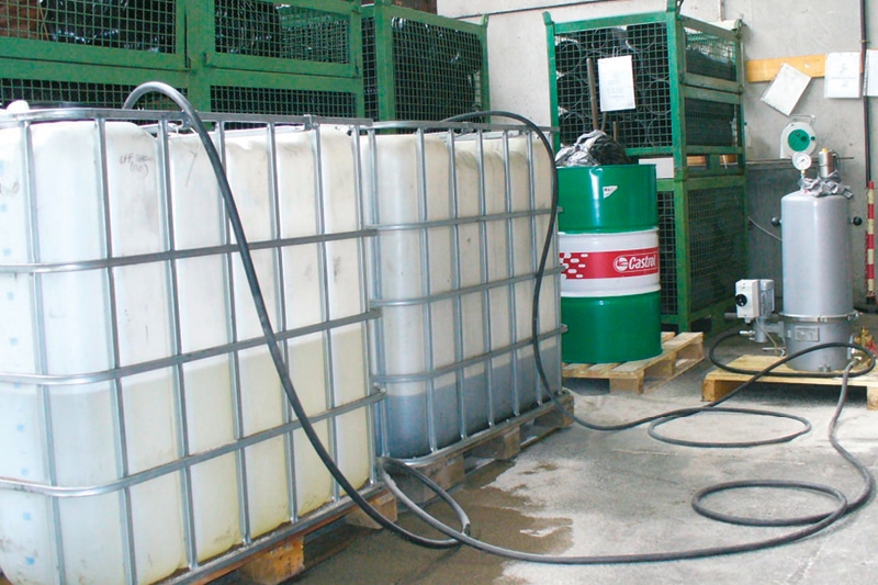 Test-Filtration am IBC-Tank, Kühlschmierstoff-Aufbereitung