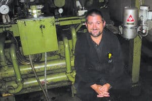 instandhaltungsleiter und cjc nebenstromfilter 15/25 installiert an druckgiessmaschine 