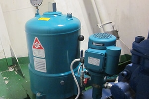 hydrauliköl pflegen im nebenstrom, hydraulikfilter installiert an winde, schlepper