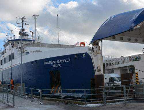 Engine lubricating oil, dual-fuel engine, car ferry