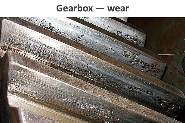 Wear in gearbox, oil maintenance in wind turbines