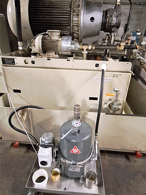 CJC® Hydraulikölfilter 27/27 installiert am Hydrauliksystem der Prüfmaschine